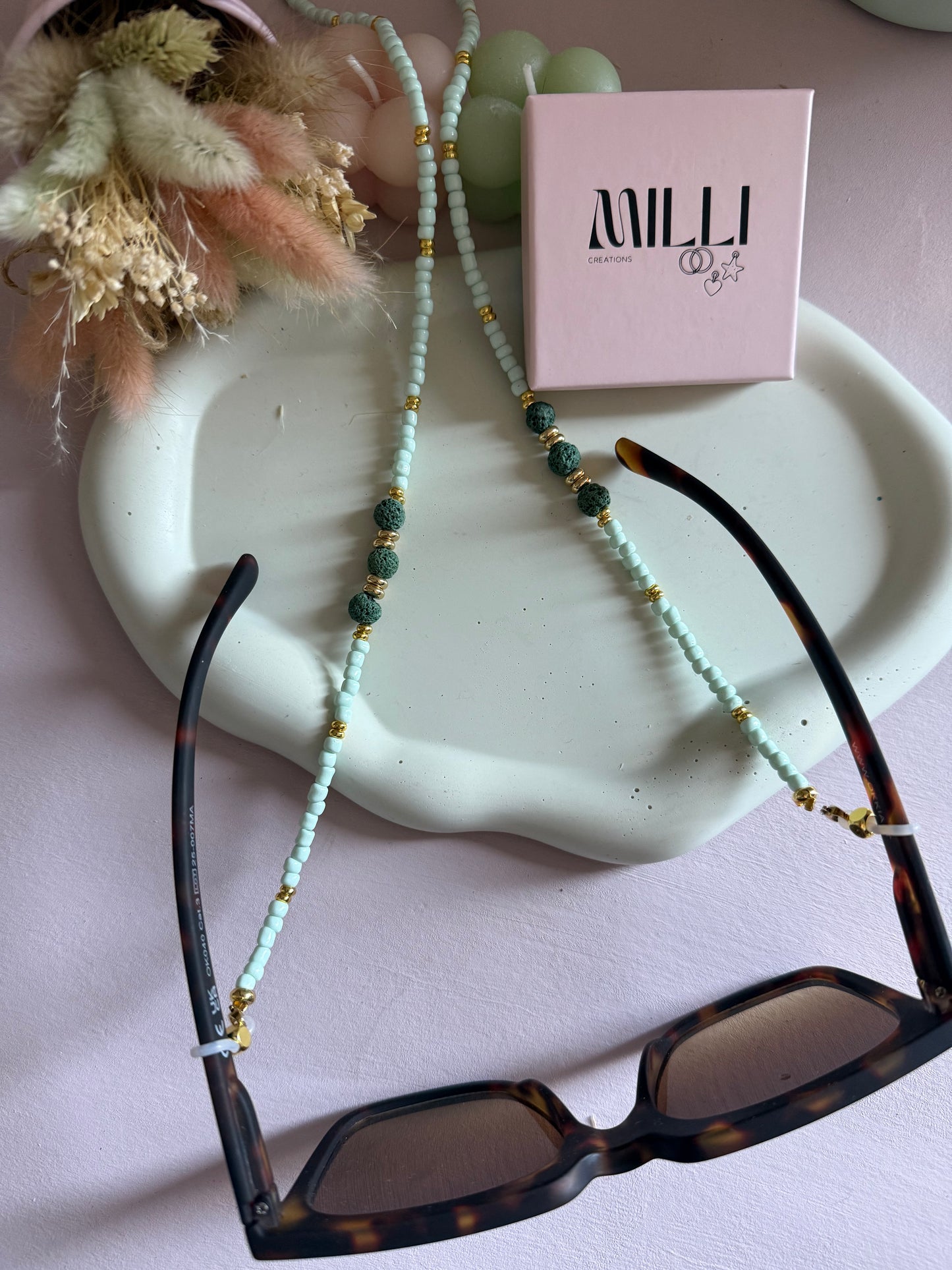 Chaine de lunettes vert menthe perles laviques