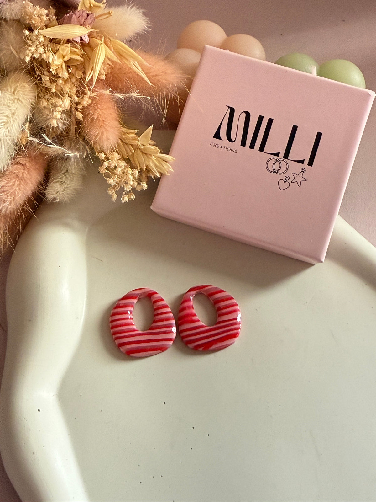Charms Dilda lignes rouges rose